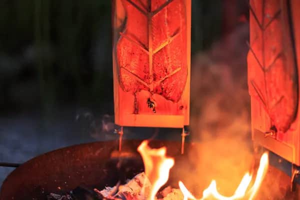 Flammlachsbrett für Feuerstelle – Tradition trifft auf Handwerkskunst