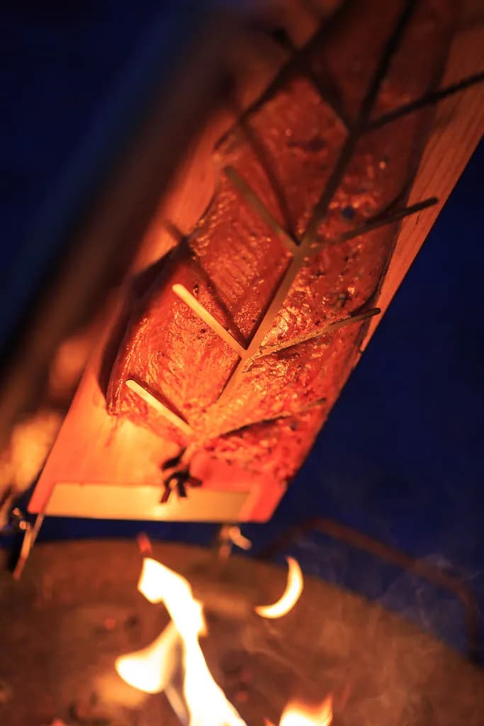 Lachs am Feuer zubereiten – 2er Set Lärche von Flammlachsbrettl 3