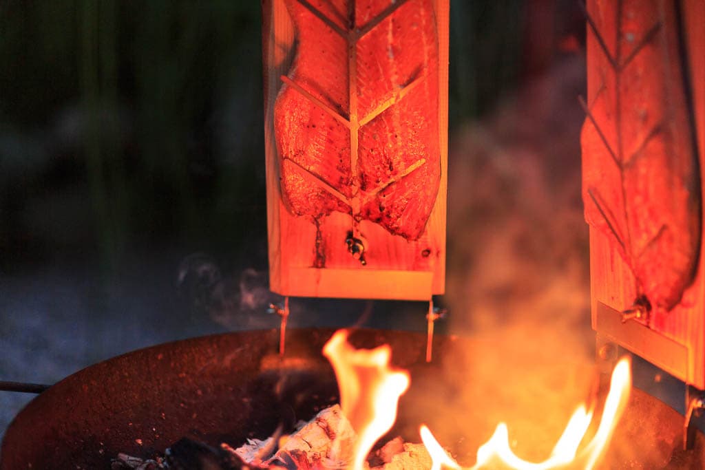 Flammlachsbrett für Feuerstelle – Tradition trifft auf Handwerkskunst