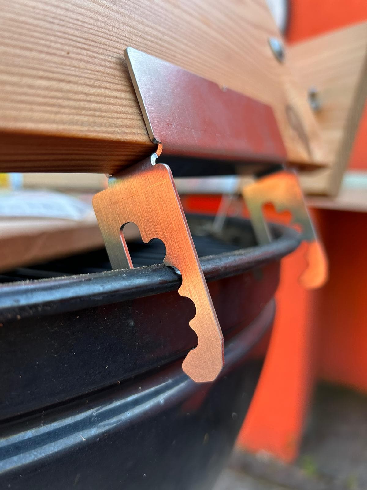 Flammlachsbrett am Kugelgrill – Genuss mit System