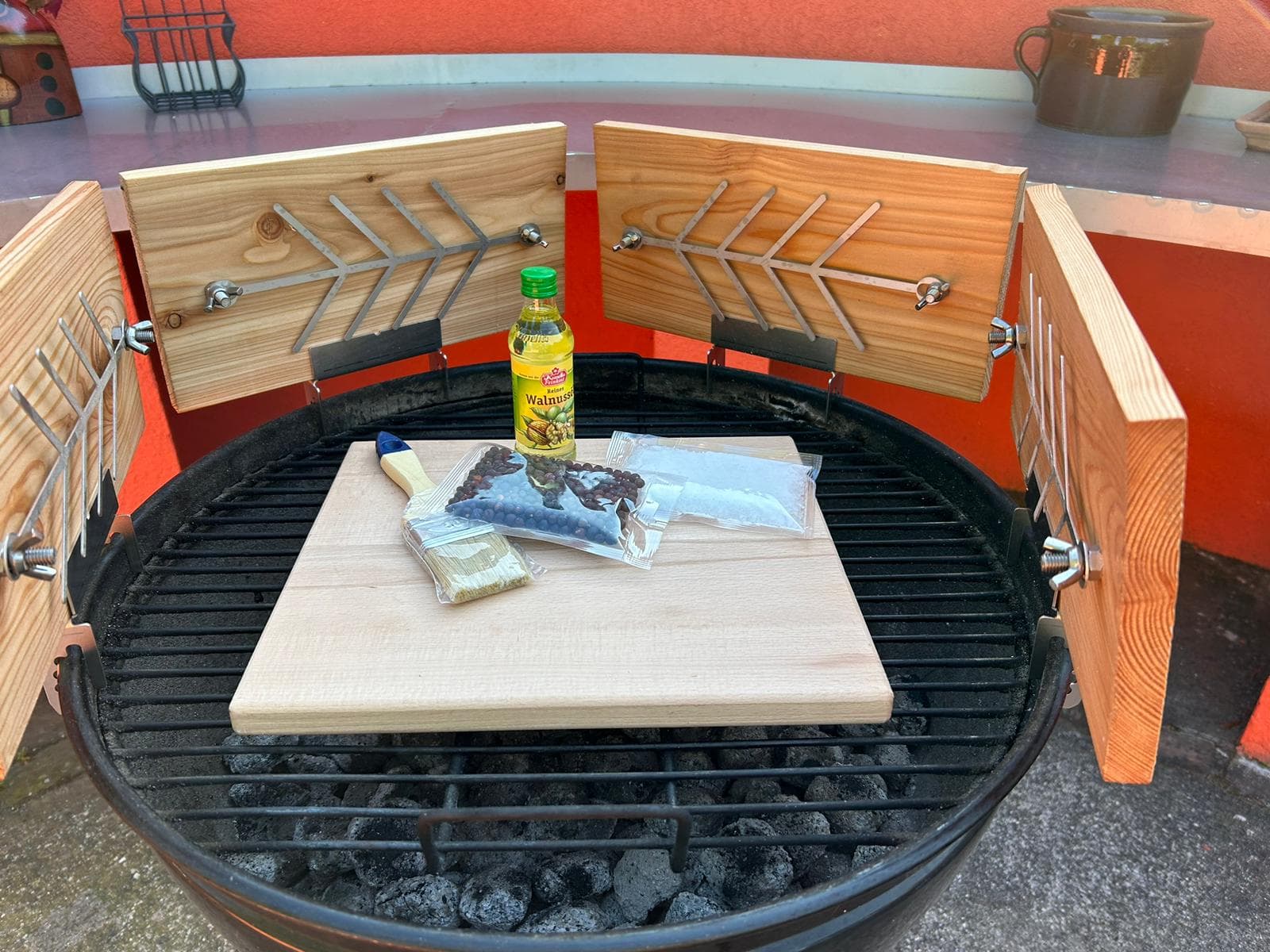 Flammlachsbrett am Kugelgrill – Genuss mit System